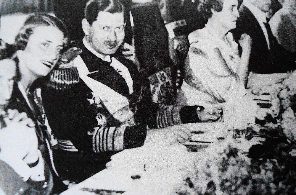 Król Rumunii Karol II na bankiecie z okazji urodzin matki.