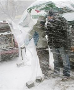 Obfite śniegi w Rumunii zasypały drogi, odcięły prąd