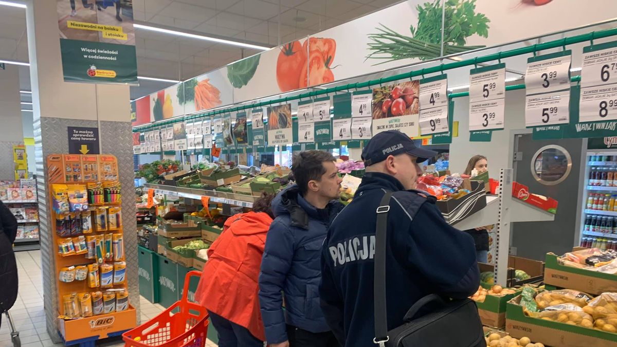 Agrounia wzywa policję do sklepu.