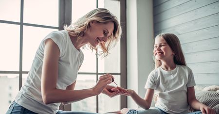 Koniec małej księżniczki. Manicure na komunii to nie grzech