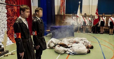 Łabunie. Dzieci jak więźniowie Auschwitz. Poseł PiS "nie widzi żadnych kontrowersji" w przedstawieniu