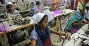 Niewolnicza praca za grosze w Kambodży. Ty też nosisz te ubrania?