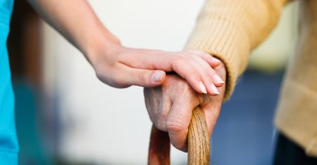 93-latka leży na klatce. Wcześniej oddała mieszkanie za opiekę