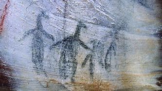 Rysunki półludzkich, półzwierzęcych postaci odnalezione w grocie