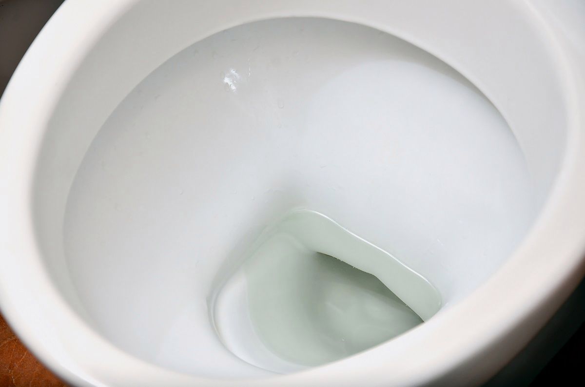 Jak spuszczać wodę w toalecie? Fot. Freepik