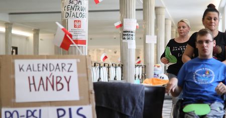 Zagraniczni politycy w zderzeniu z niepełnosprawnymi. PiS będzie miało wielki problem