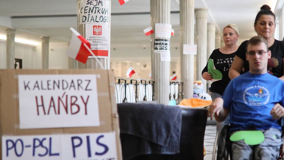 Opiekunowie niepełnosprawnych w Sejmie protestują czwarty tydzień