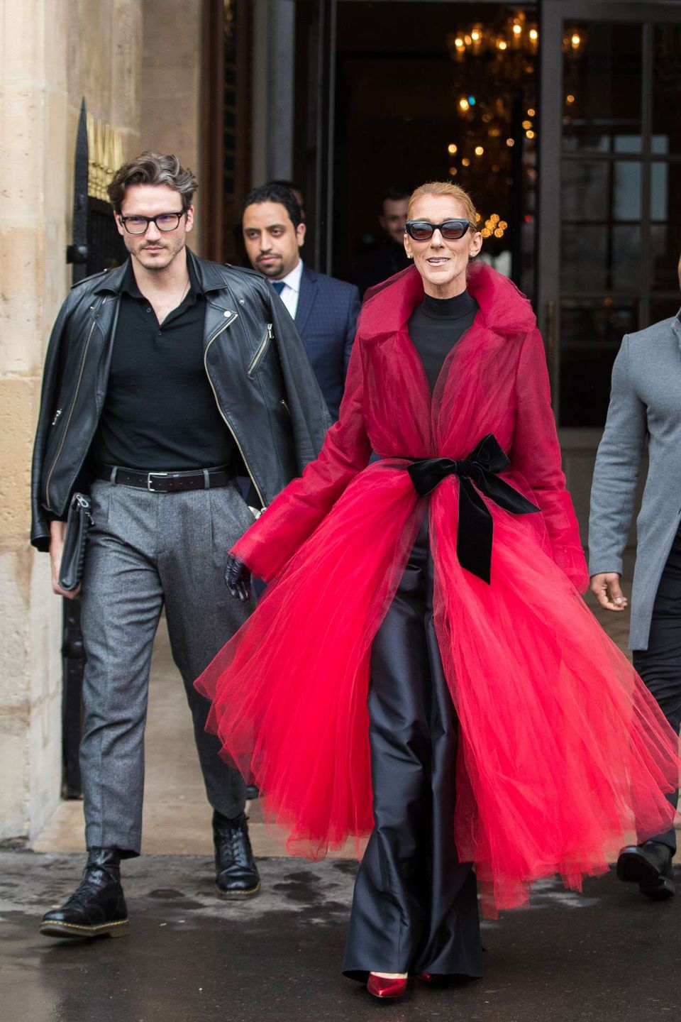 Celine Dion w bordowym tiulowym płaszczu jak wampirzyca