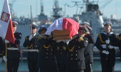 Trumna z prochami admirała Józefa Unruga wraca do Polski. Otrzymał pośmiertny awans