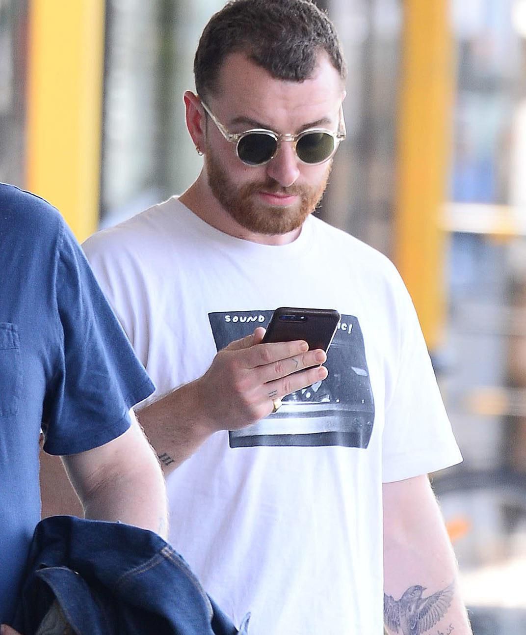 Sam Smith na lotnisku w Warszawie, przed Orange Warsaw Festival 2018