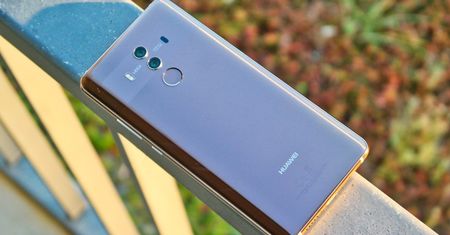 Szef FBI: Smartfony Huawei i ZTE są zagrożeniem dla demokracji