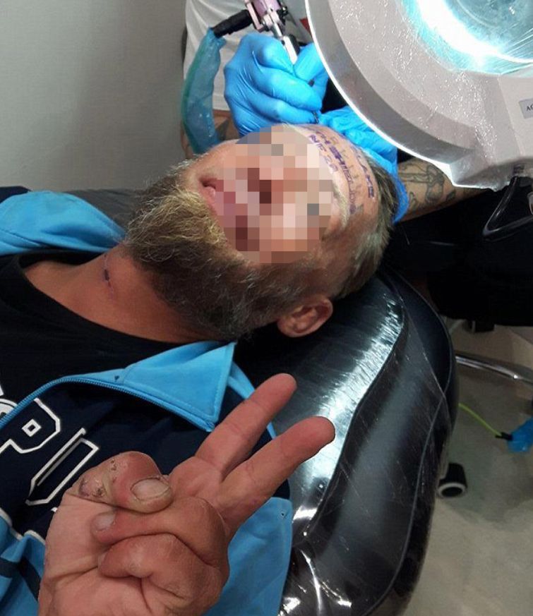 Bezdomny Polak za 100 euro zrobił tatuaż na czole