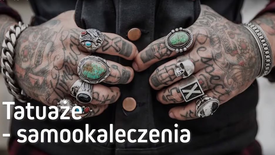 W nagraniu pojawia się informacja, że tatuaże to samookaleczenia