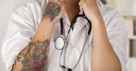 Tatuaże w miejscu pracy mogą być problemem. "Przenoszą zarazki"