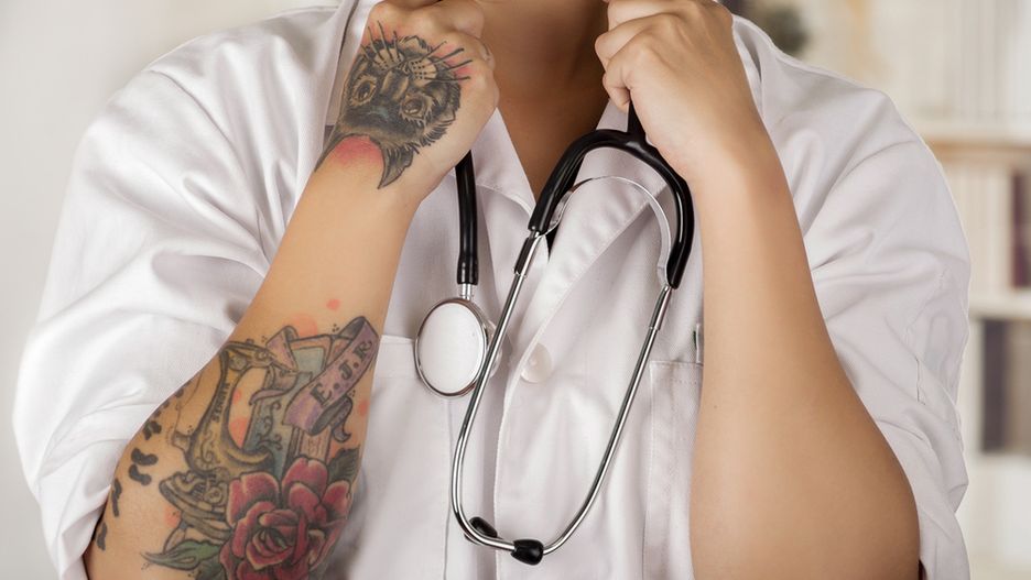 Tatuaże w miejscu pracy wciąż mogą budzić niechęć. Zwłaszcza w polskiej ochronie zdrowia