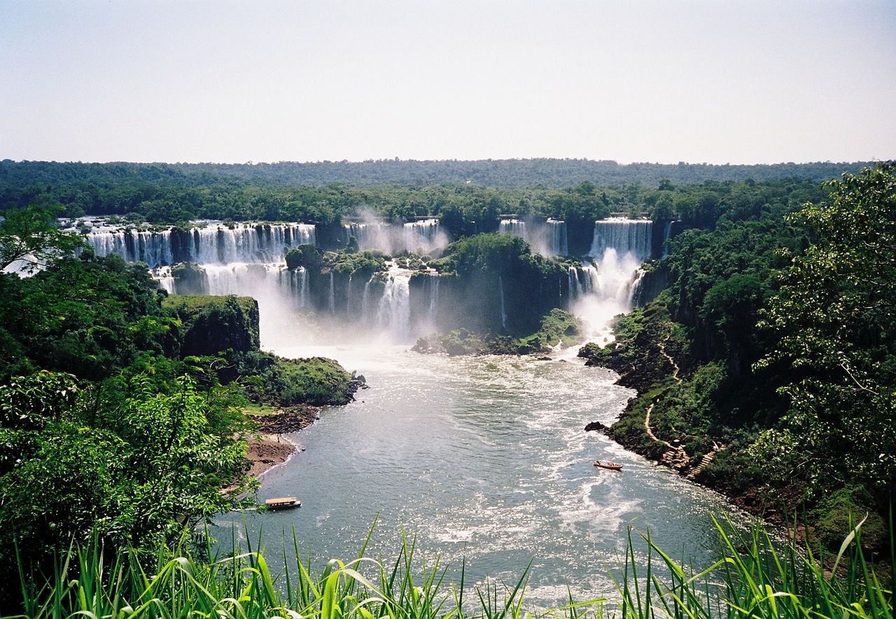 Wodospady Iguazu leżą na granicy trzech państw w Ameryce Południowej 