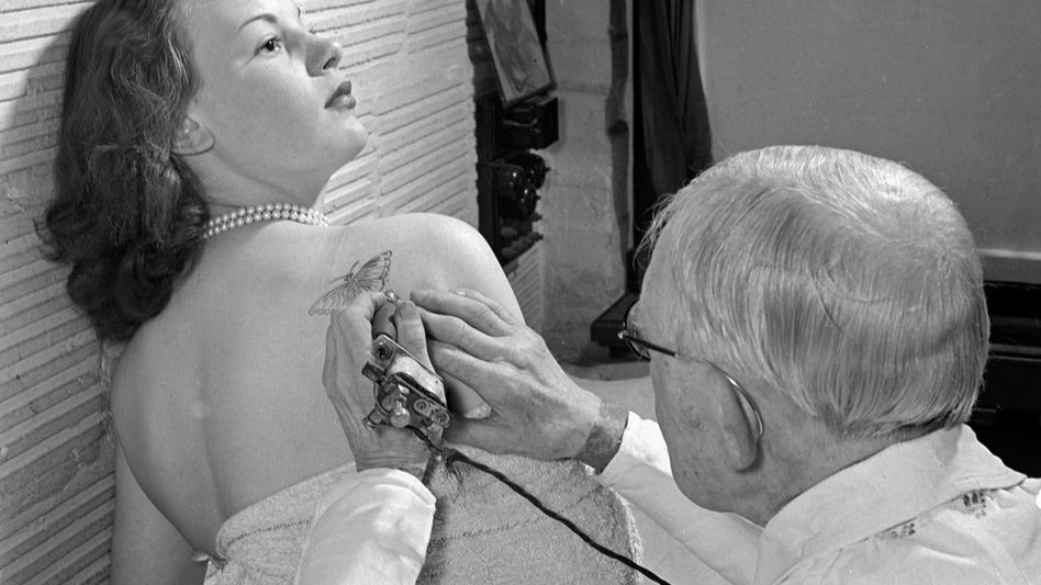 Studio sławnego tatuażysty George'a Burtchetta. Jego klientami byli głównie zamożni Brytyjczycy, a także królowie Alfons XIII i Fryderyk IX. Zdjęcie wykonane w 1951 roku.