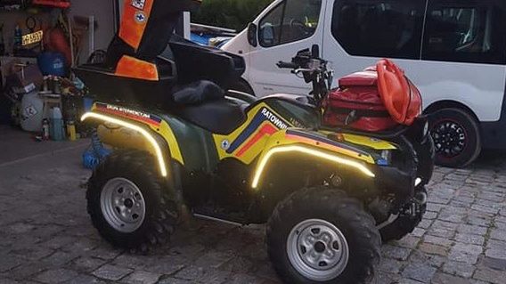 Quad ma charakterystyczne odblaski i oznakowania