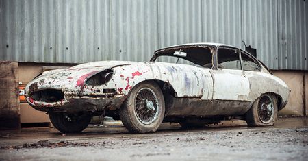 Po 20 latach wyciągnęli auto z szopy. Jest warte krocie