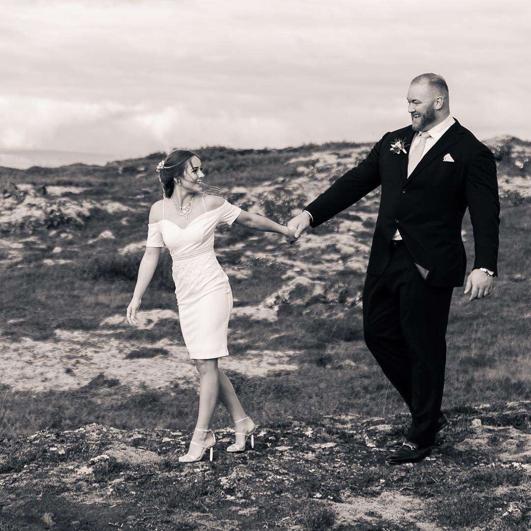 Hafthor Julius Bjornsson i Kelsey Henson wzięli ślub