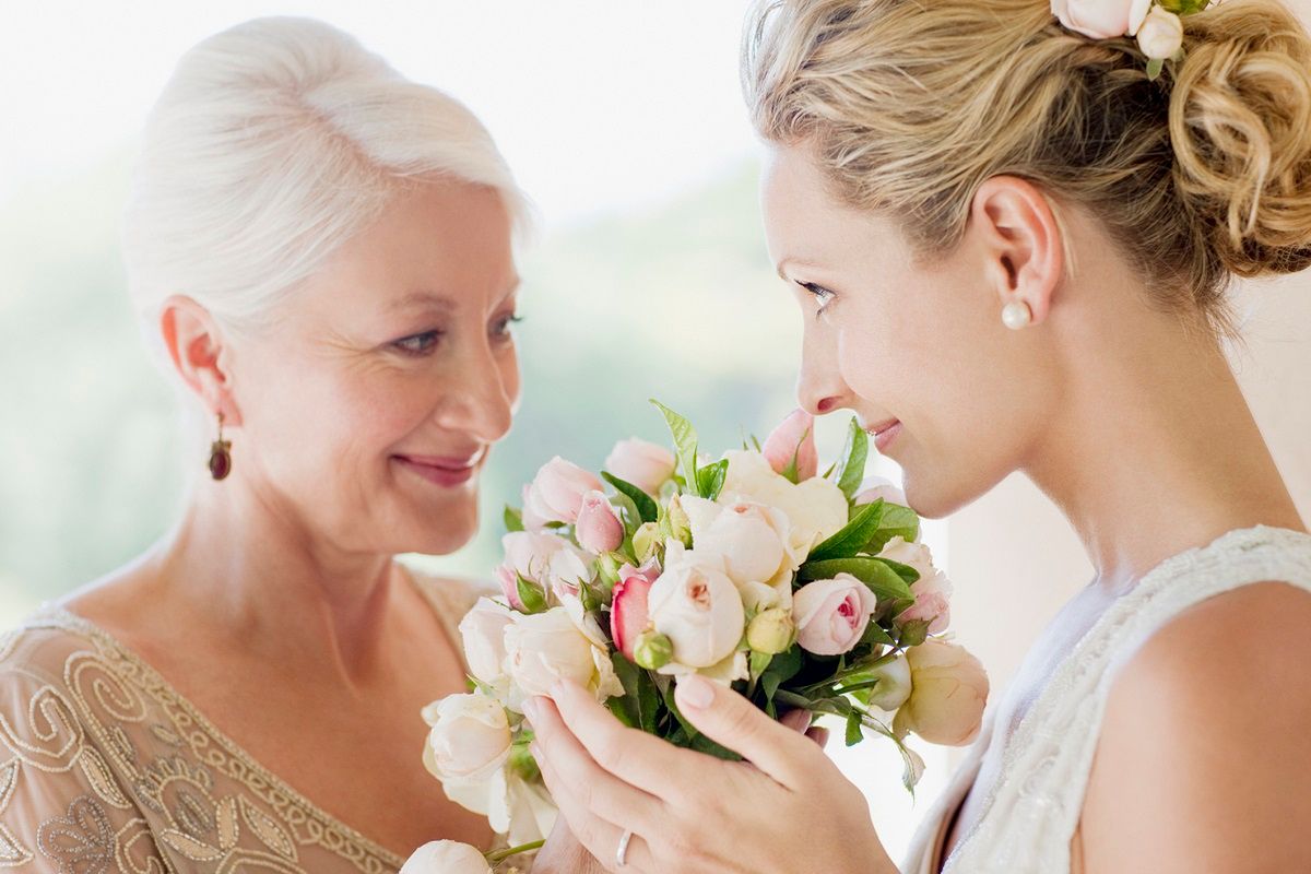 Kwiaty na ślub należy dawać w odpowiedni sposób. Fot. Getty Images