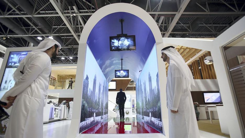 Akwarium zamiast tradycyjnych bramek - to propozycja dla pasażerów na lotnisku w Dubaju