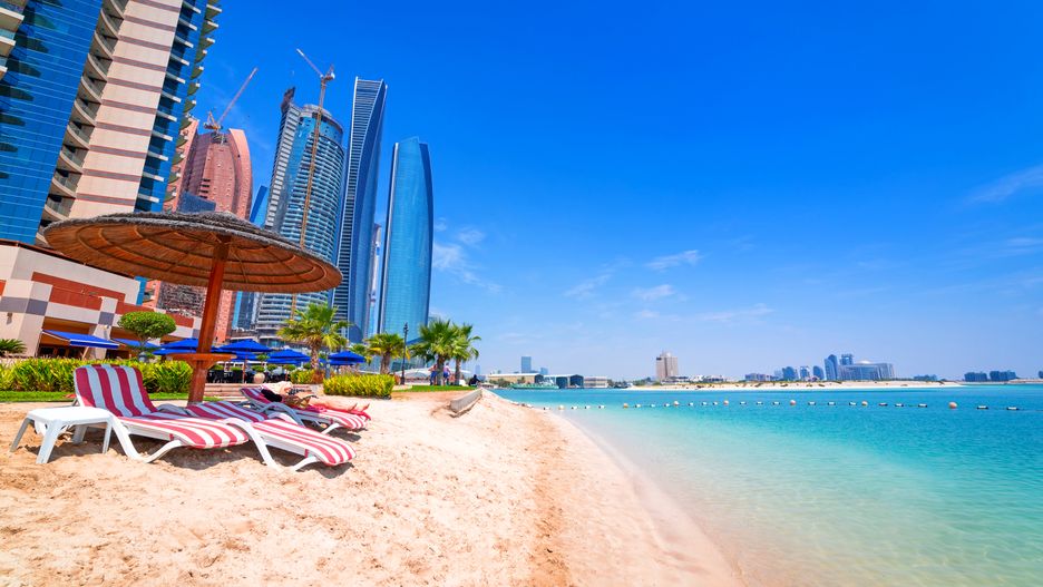 Plaże w Dubaju to unikalne połączenie miękkiego piasku i ciepłej wody z miejskim krajobrazem najwyższych wieżowców