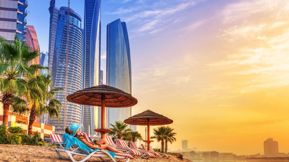 W Dubaju kontrastują ze sobą piaszczyste plaże i strzeliste drapacze chmur