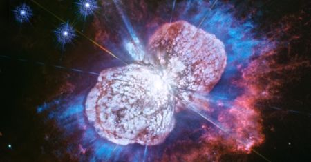 Eta Carinae - tak wygląda umierająca gwiazda. Hubble uchwycił ją w ultrafiolecie