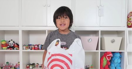 Jest najlepiej zarabiającym youtuberem. Ma tylko osiem lat