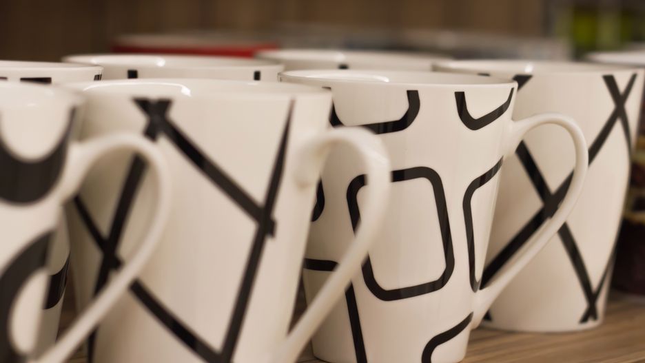 61-latek przeklejał ceny z kubków