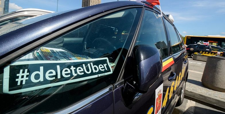 Wbrew chęciom taksówkarzy na wykasowanie aplikacji Ubera nie decyduje się wiele osób
