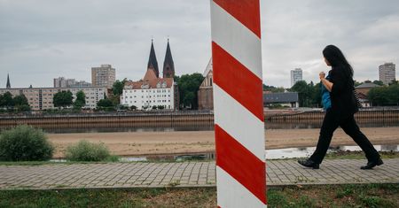 Straż Graniczna zatrzymała nielegalnych imigrantów. Jechali w samochodzie z Polakiem