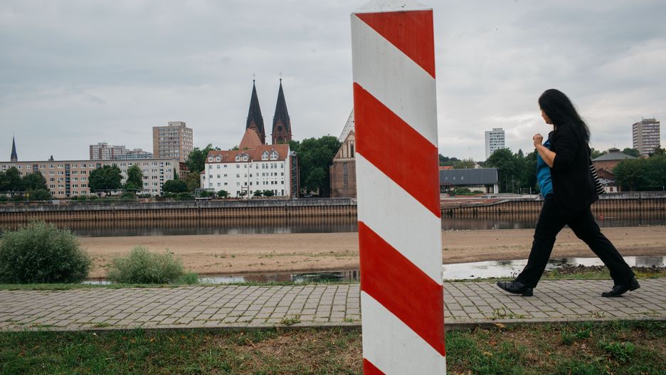 Funkcjonariusze ustalają tożsamość zatrzymanych osób