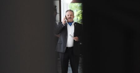 Marek Jakubiak strzela z karabinu maszynowego. Leci seria za serią, a poseł dodaje: granatami też rzucam