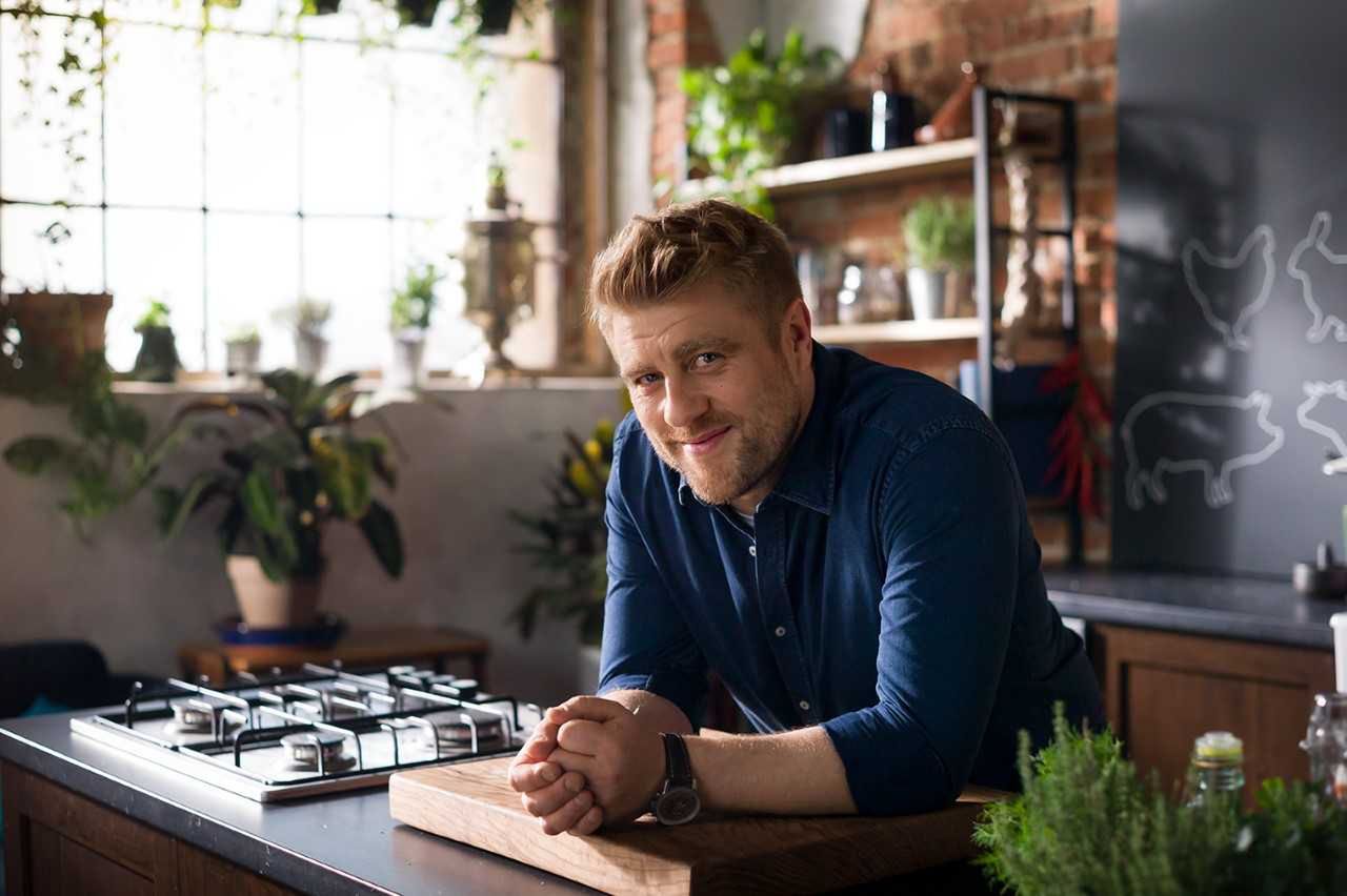 Tomasz Jakubiak prowadzi program "Sztuka mięsa"