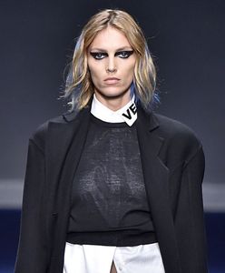 Anja Rubik na wybiegu Versace