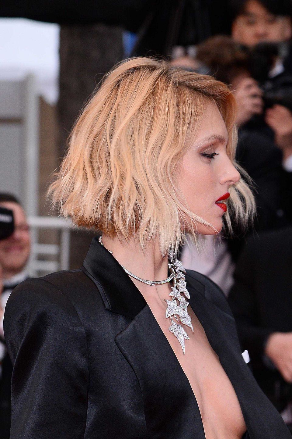 Anja Rubik - fryzura na czerwonym dywanie