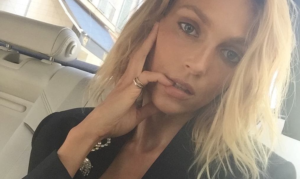 Anja Rubik pozuje topless na plaży. Fani zachwyceni: "Piękna i mądra kwintesencja kobiecości"