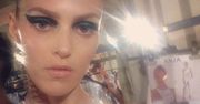 Zjawiskowa Anja Rubik na pokazie Versace. Jak wyglądała na wybiegu i na backstage'u?