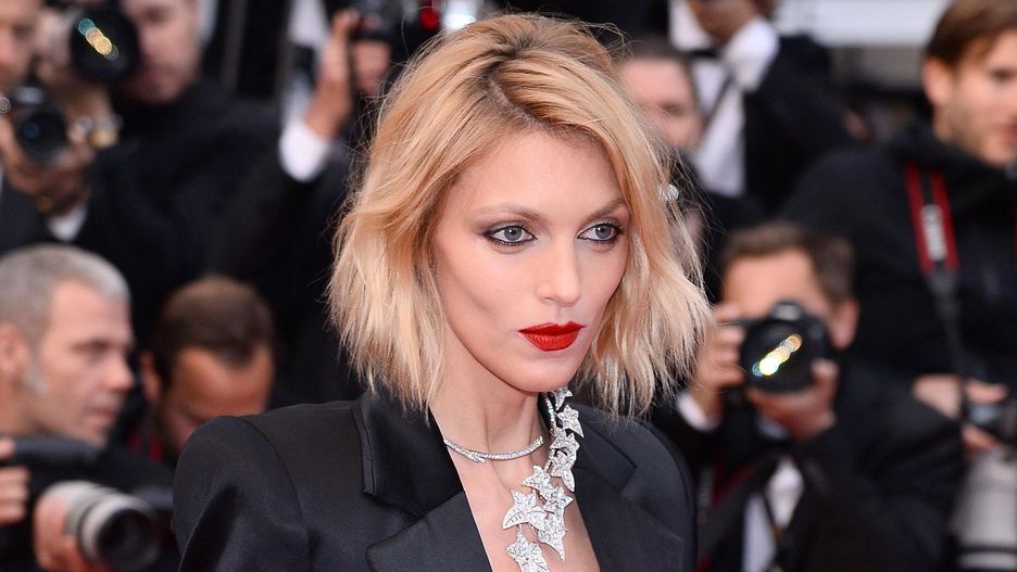 Anja Rubik postawiła na odważną kreację na premierze filmu "Ból i blask" Pedro Almodovara