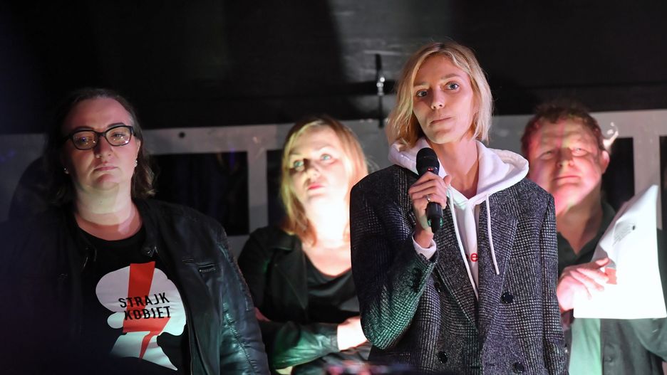 Anja Rubik przed Sejmem podczas protestu przeciwko karze więzienia za edukację seksualną nieletnich