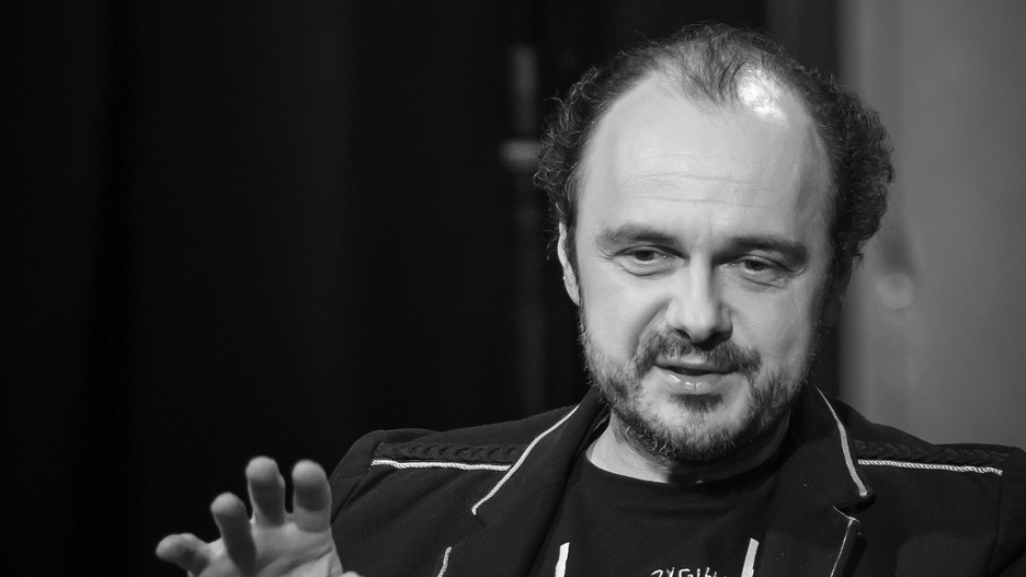  Pod koniec pierwszej klasy wystawiliśmy ”Zemstę”, ja zagrałem Papkina. I to był pierwszy moment, kiedy zobaczyłem, że fajnie jest na tej scenie. 