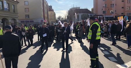 Nietypowy marsz przeszedł ulicami Lubina. Protest przeciwko przyłączenia wsi do miasta