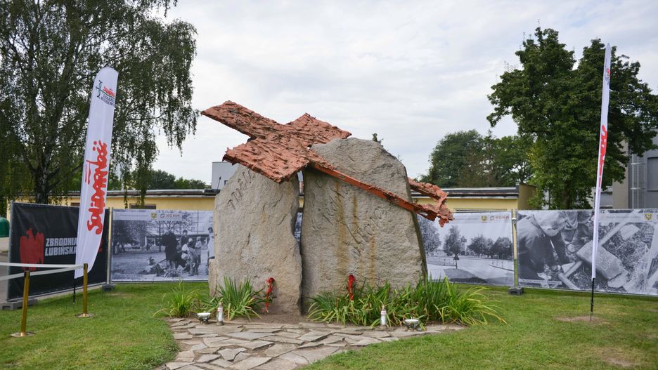 Pomnik w sierpniu ubiegłego roku, podczas uroczystych obchodów 35. rocznicy zbrodni lubińskiej