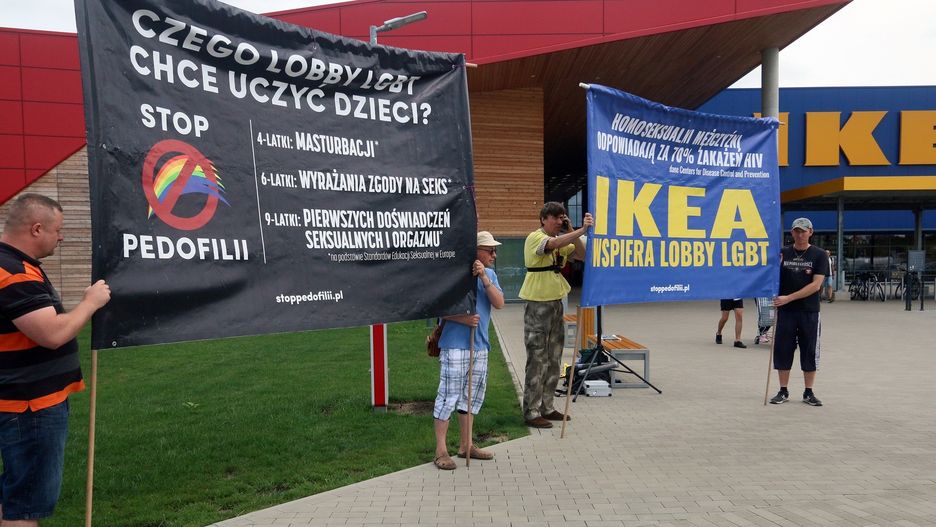 Demonstranci mieli ze sobą transparent "Stop Pedofilii"