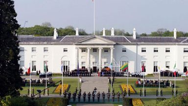 Przywódcy państw członkowskich Unii Europejskiej przed siedzibą prezydent Irlandii