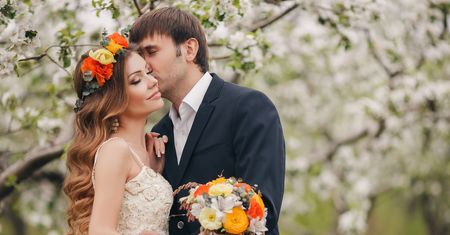 Fryzury ślubne z kwiatami