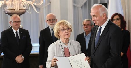 Nie podała ręki premierowi i marszałkowi. Danuta Huebner się tłumaczy