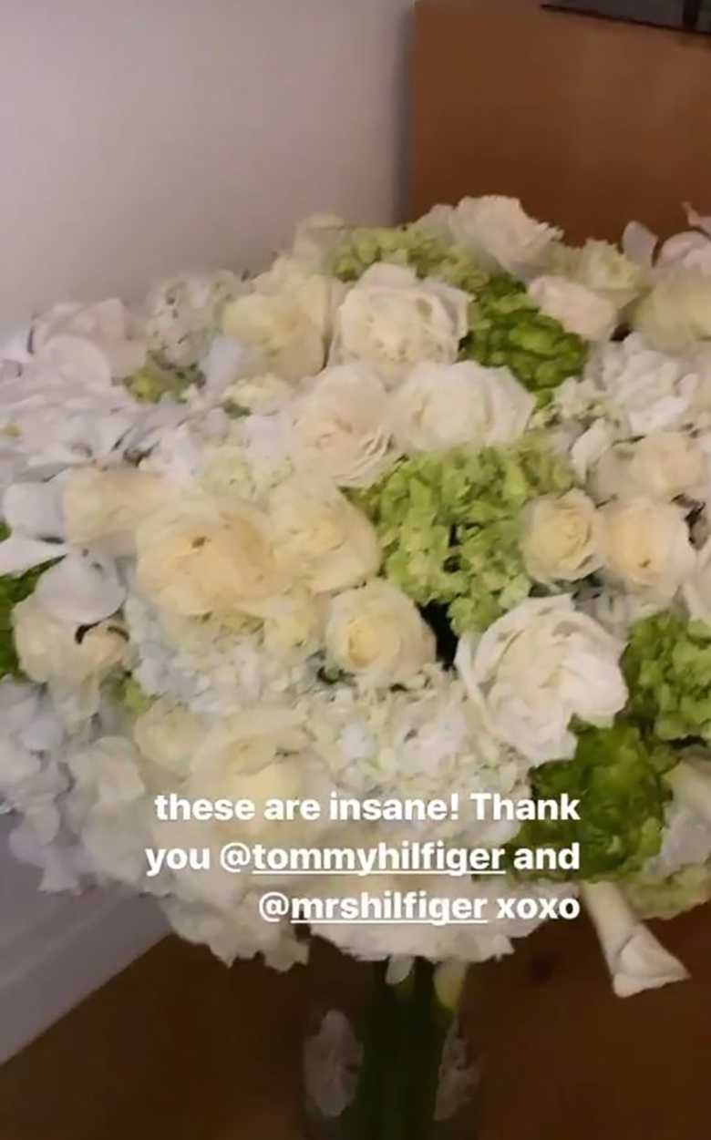 Hailey Bieber - bukiet slubny